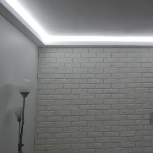 Sufit podwieszany z listwami LED – jak wybrać odpowiednie oświetlenie?