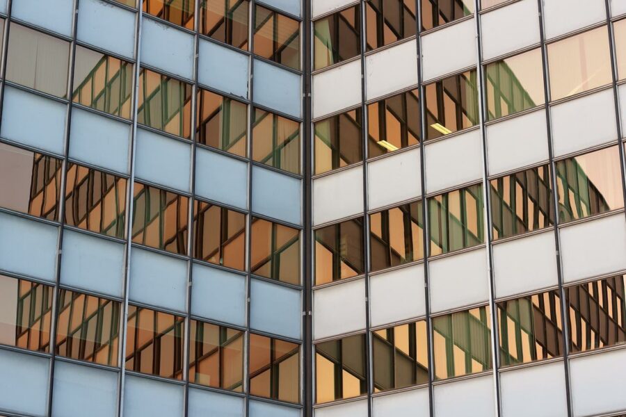 Brązowe okna – jakie elewacje wybrać?