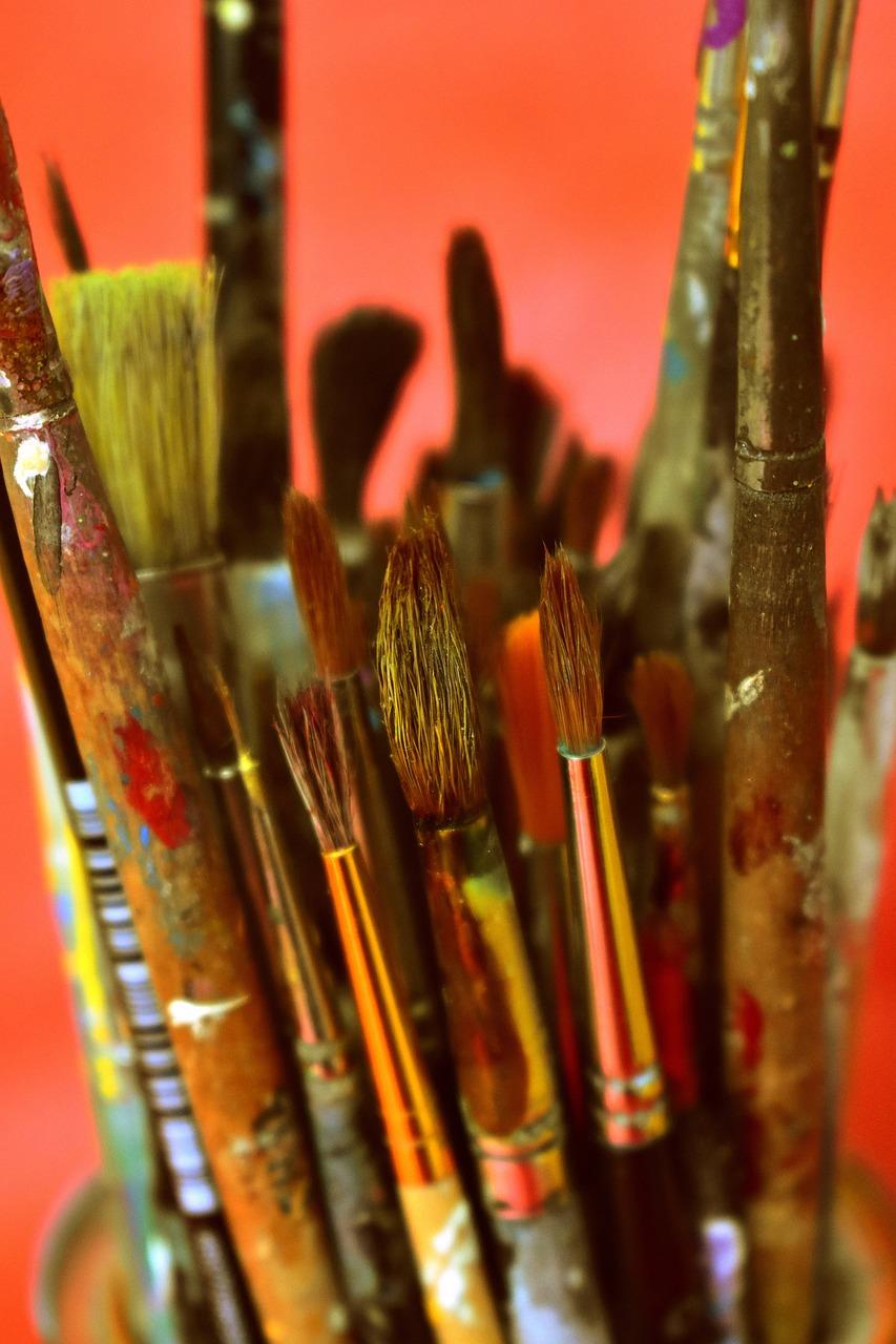 Podstawowe narzędzia i materiały potrzebne do malowania – poradnik dla początkujących
