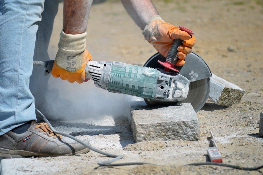 Czym i jak skutecznie ciąć kamień dekoracyjny betonowy: poradnik dla majsterkowiczów