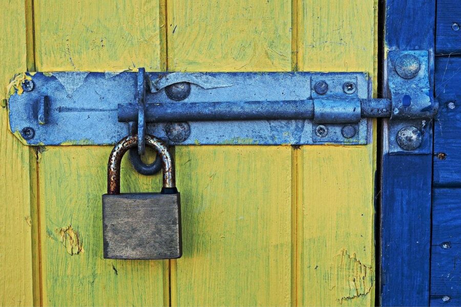 Czym malować drzwi i meble: walkiem czy pędzlem? Praktyczne porady dla domowych majsterkowiczów
