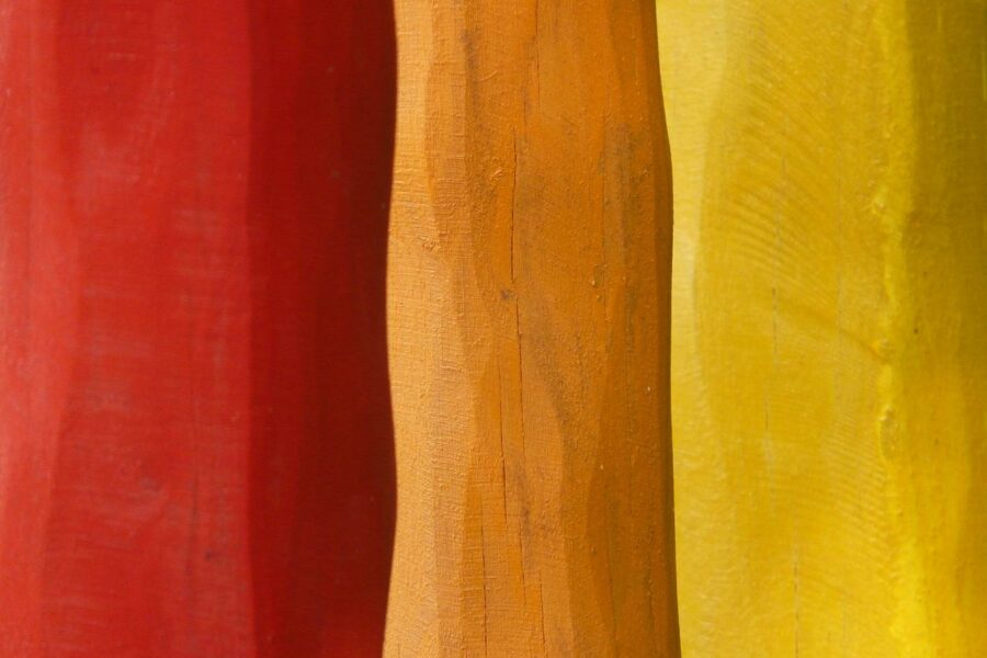 Czym malować surowe drewno? Praktyczne porady dotyczące malowania mokrego i świeżego drewna