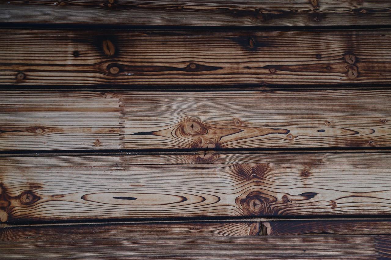 Czym i jak profesjonalnie malować sztachety drewniane?