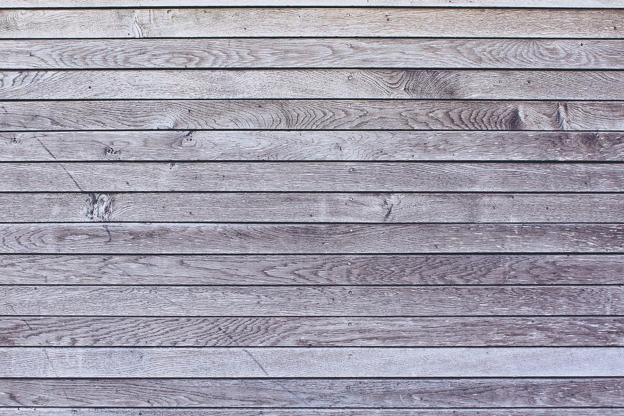 Jak prawidłowo czyścić drewnianą boazerię lakierowaną?