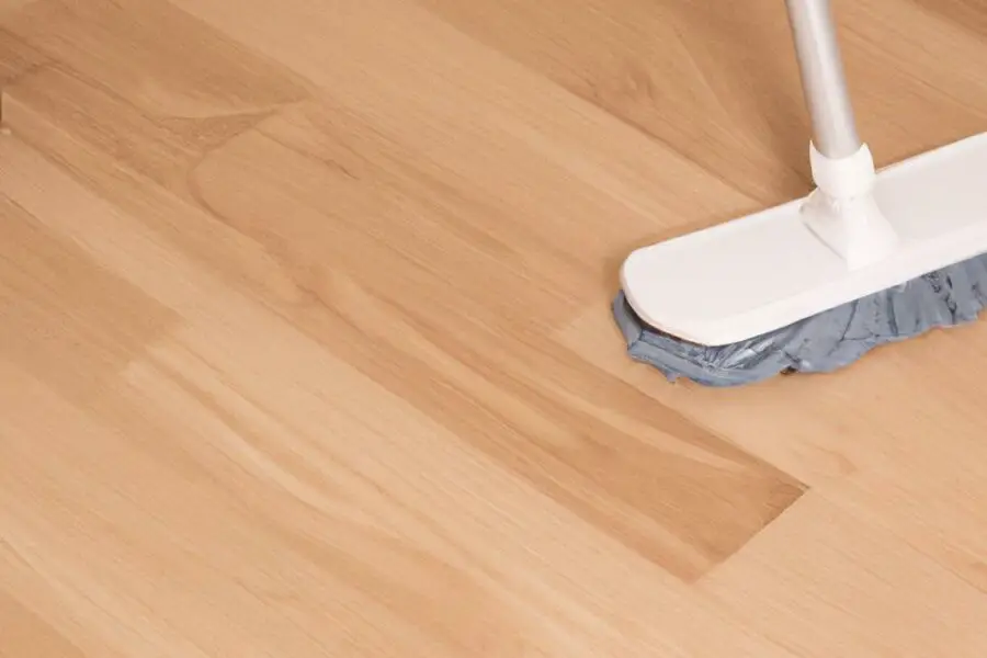 Czym i jak skutecznie czyścić panele podłogowe? Praktyczne porady i triki