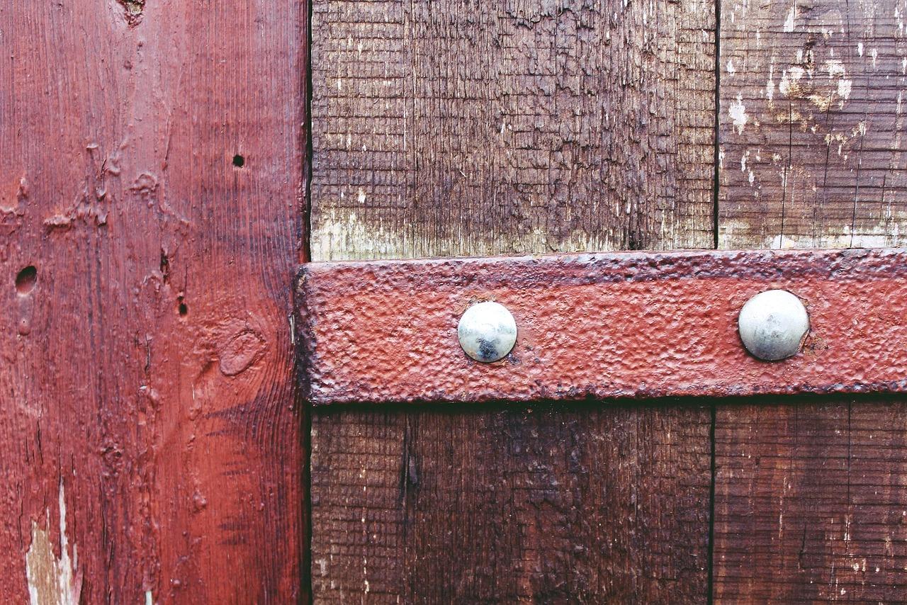 Czym pomalować drewniane drzwi lakierowane? Praktyczne porady i najlepsze produkty