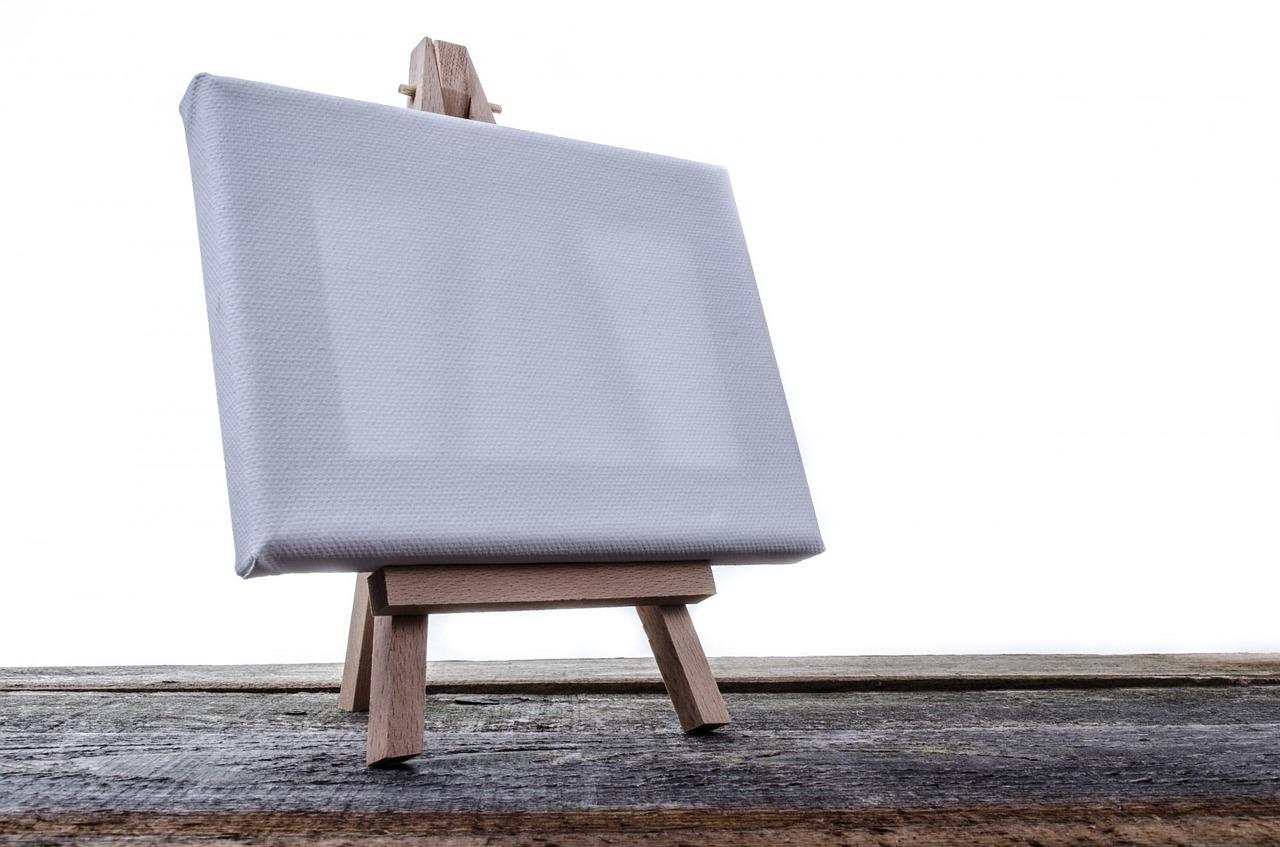 Czym pomalować kamienie i krzesła na biało? Praktyczne porady i inspiracje