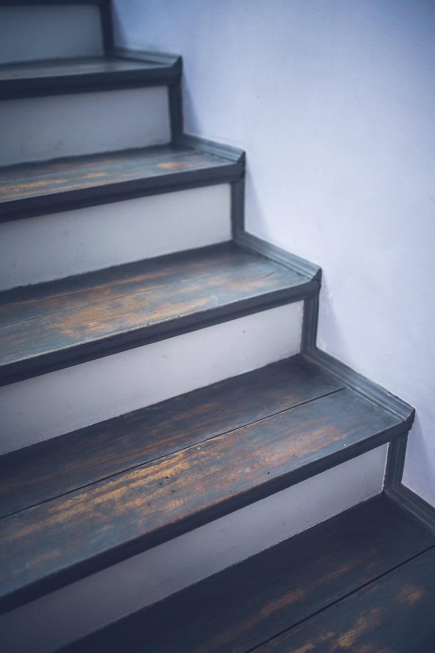 Czym pomalować drewniane schody? Praktyczne porady dla schodów dębowych, sosnowych, świerkowych i jesionowych
