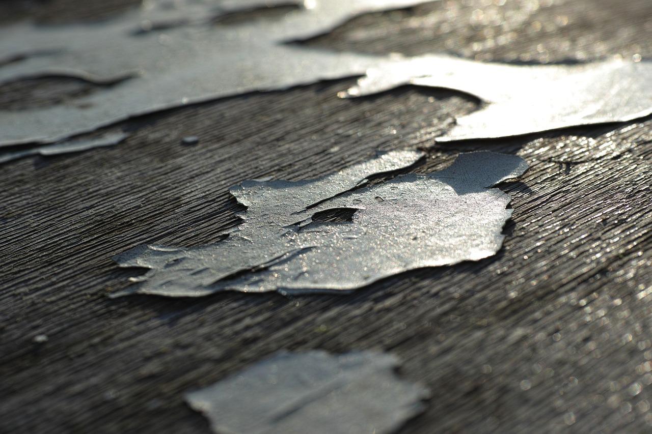 Czym pomalować starą podłogę drewnianą? Praktyczne porady i inspiracje