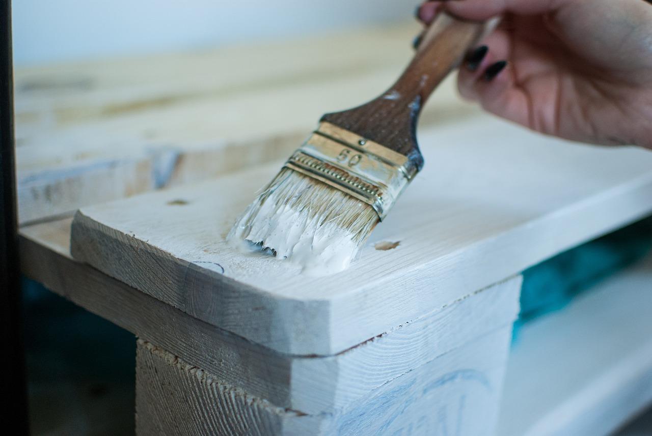 Jak skutecznie oczyścić pędzel po użyciu lakieru do drewna?