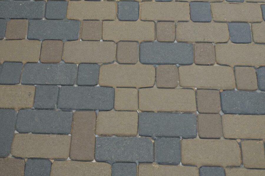 Jak skutecznie usunąć farbę, beton i klej z kostki brukowej: sprawdzone metody i narzędzia