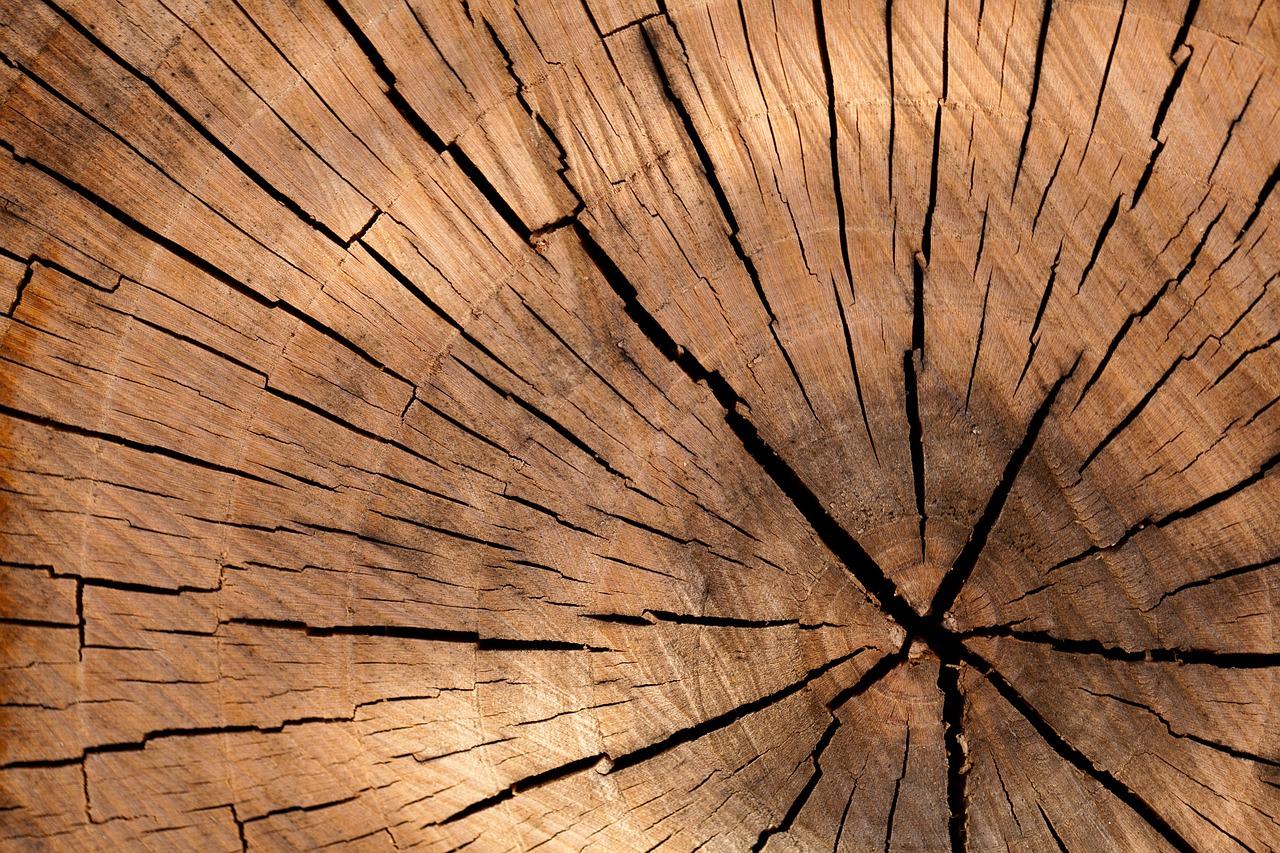 Jak usunąć lakier z drewna: skuteczne metody i narzędzia