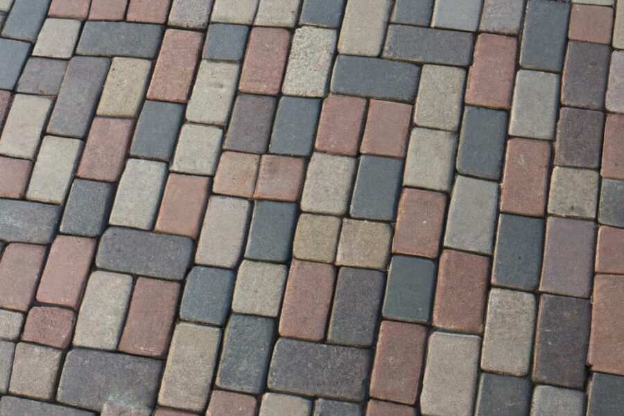 Jak skutecznie wyczyścić polbruk z cementu: porady i triki