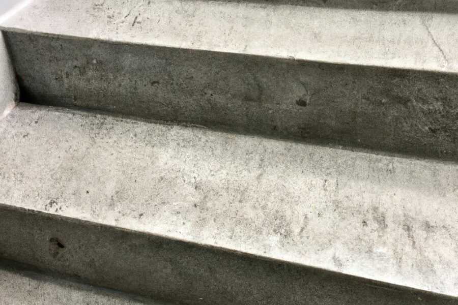 Czym wykończyć schody betonowe? Praktyczne porady dotyczące wyboru materiałów wykończeniowych