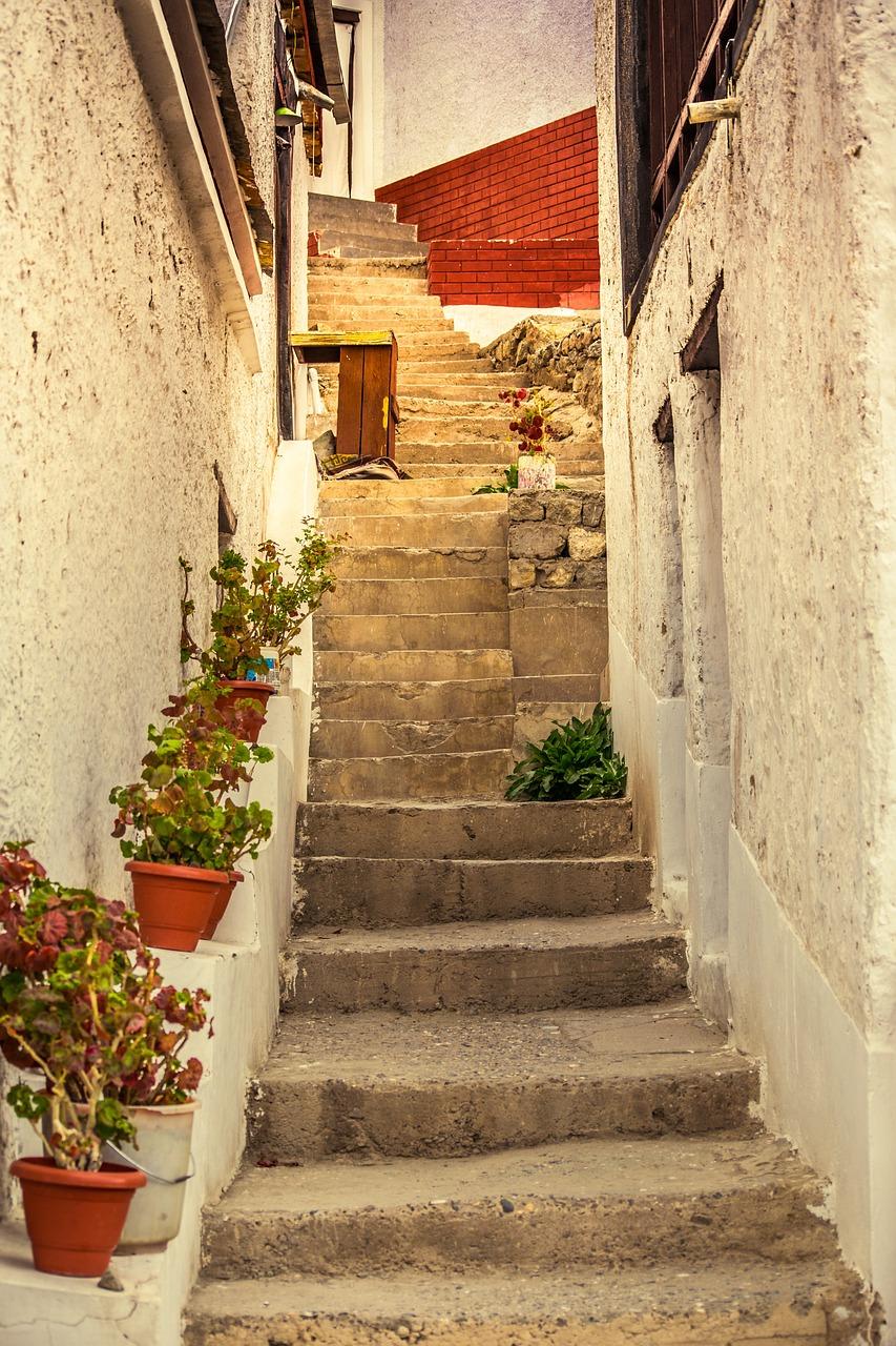 Czym wykończyć schody na zewnątrz? Praktyczne i estetyczne rozwiązania dla Twojego domu