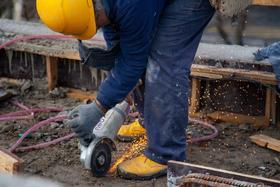 Czym skutecznie zatrzeć beton? Praktyczne porady i narzędzia do ściągania betonu