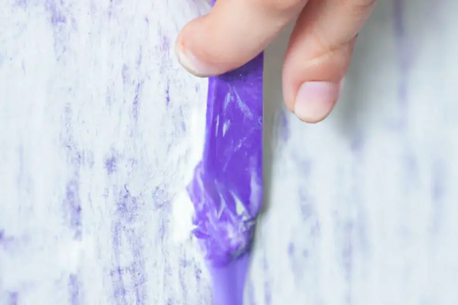 Jak skutecznie usunąć farbę akrylową i kredową z mebli? Praktyczne porady i sprawdzone metody