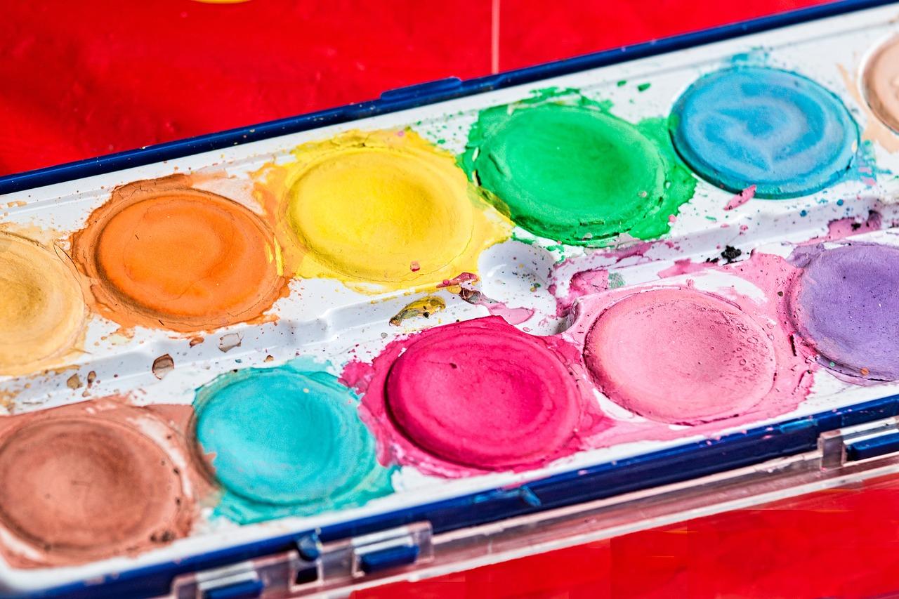 Czy warto malować farbą na farbę czy lepiej gruntować? Praktyczne porady dla remontujących