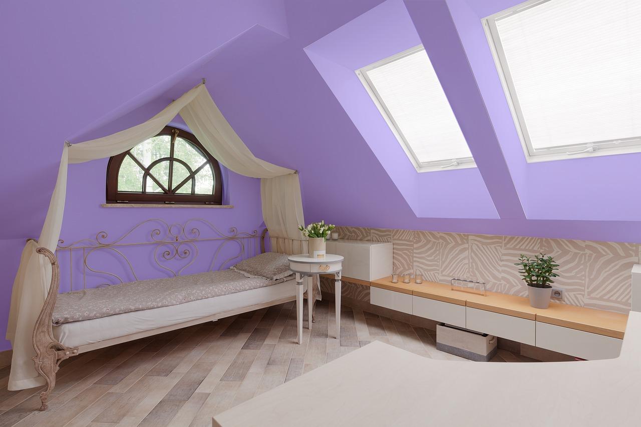 Jak dobrać zasłony do fioletowych i turkusowych ścian: poradnik dekoracyjny