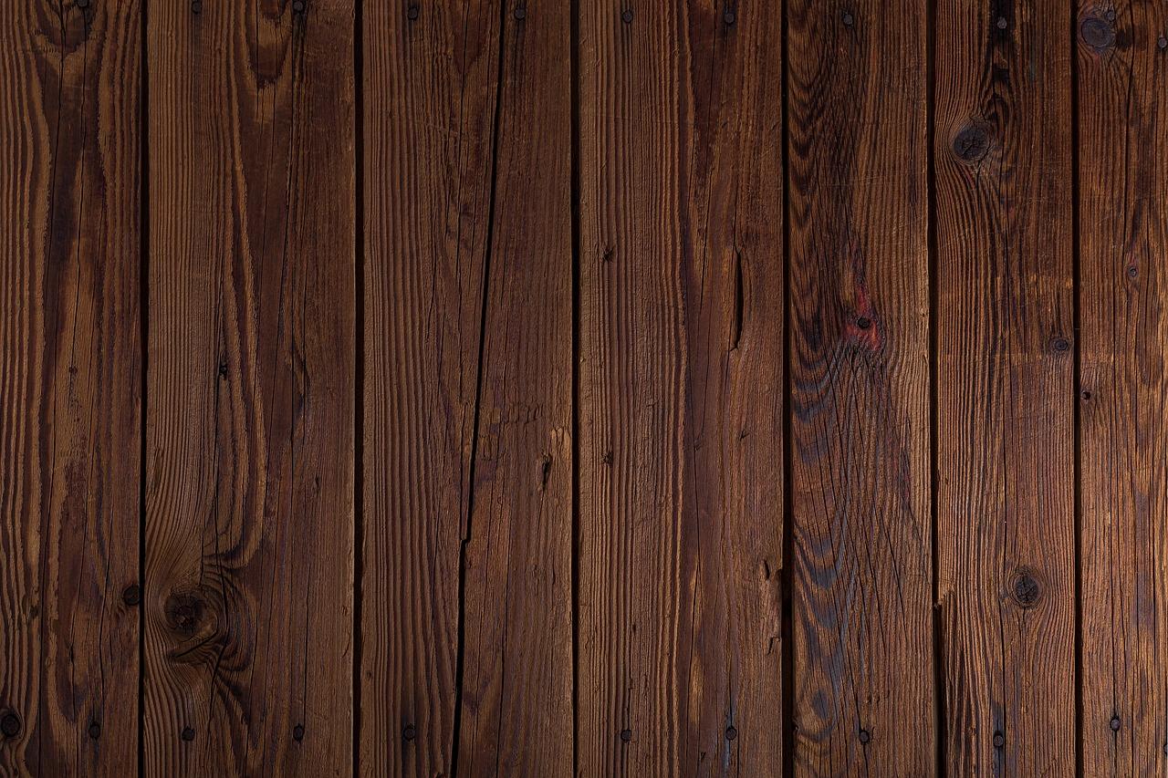 Kosztorys podłogi drewnianej: ile zapłacisz za deski, okna i podłogę żywiczną?