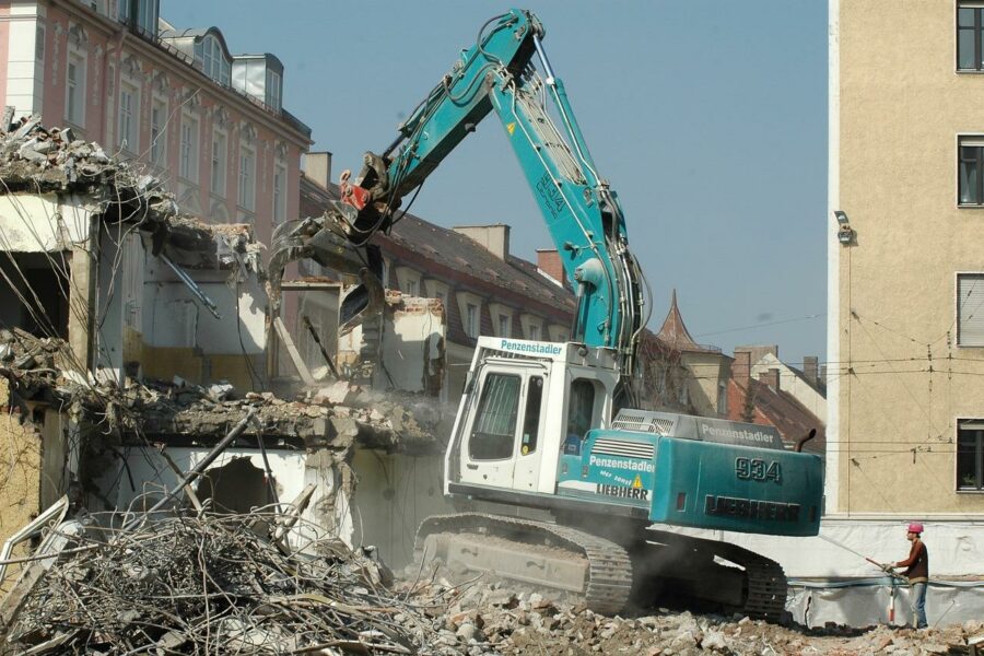 Ile kosztuje wyburzenie ściany i wygładzenie powierzchni? Przewodnik po cenach i usługach remontowych