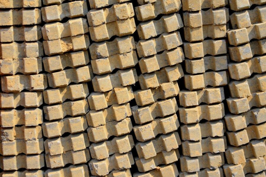 Jak profesjonalnie układać kostkę betonową: poradnik krok po kroku