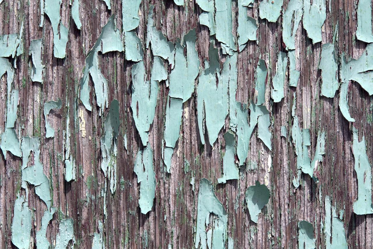 Jak skutecznie usunąć starą farbę z drewna i metalu: sprawdzone metody i porady