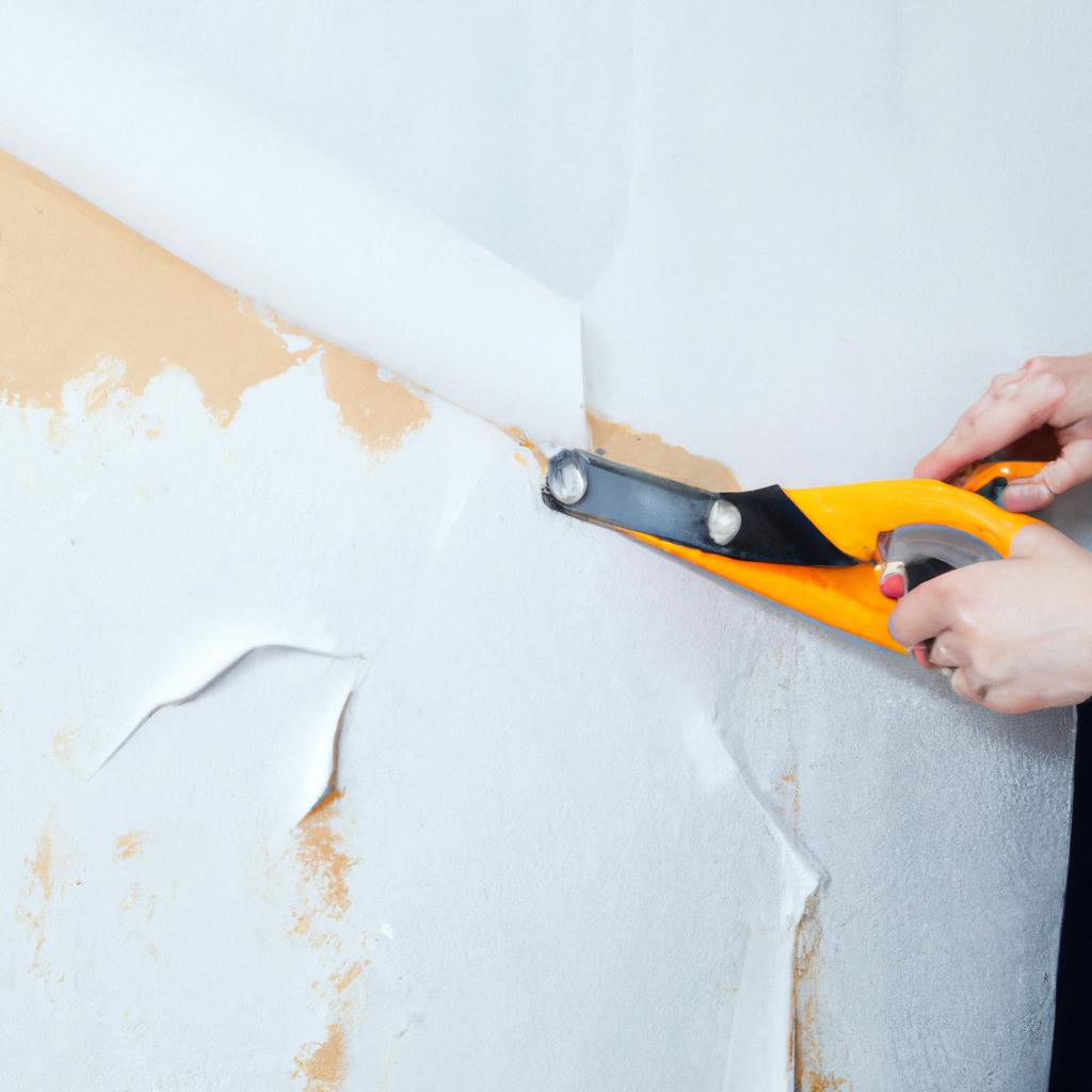 Jak skutecznie odkleić tapetę od ściany: praktyczne porady i triki