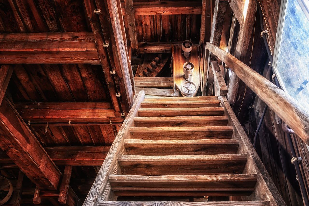 Jak odnowić stare drewniane schody w domu: praktyczne porady i wskazówki