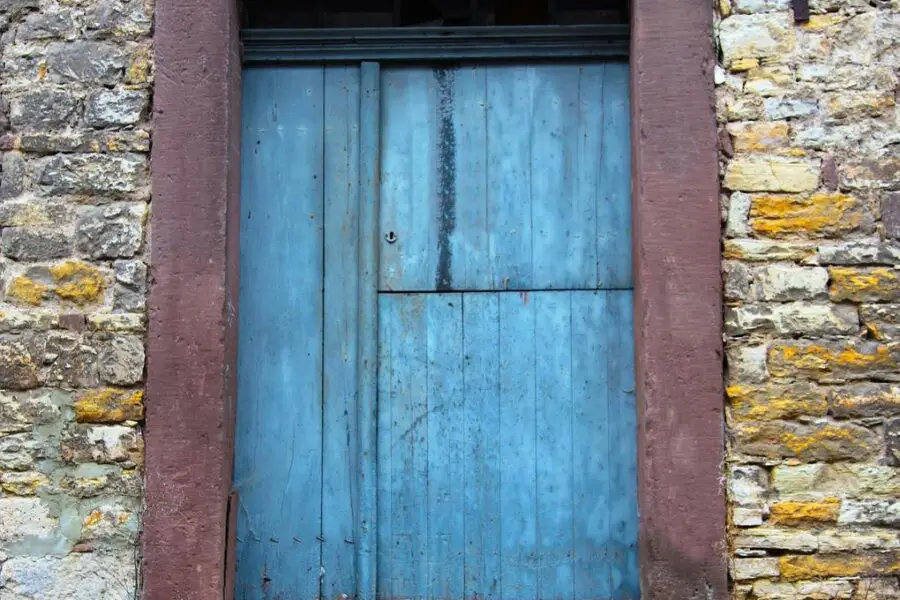 Jak odnowić stare drzwi drewniane – poradnik krok po kroku