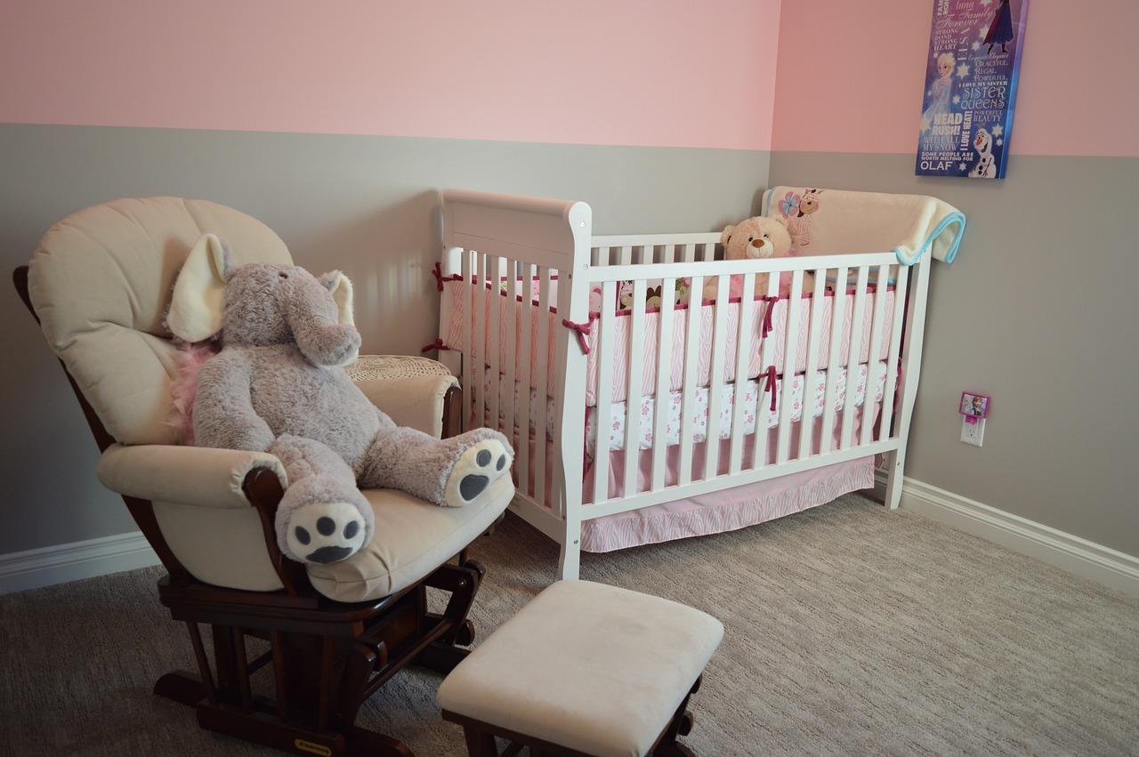 Praktyczne wskazówki: Jak stworzyć przytulny pokój dla niemowlaka