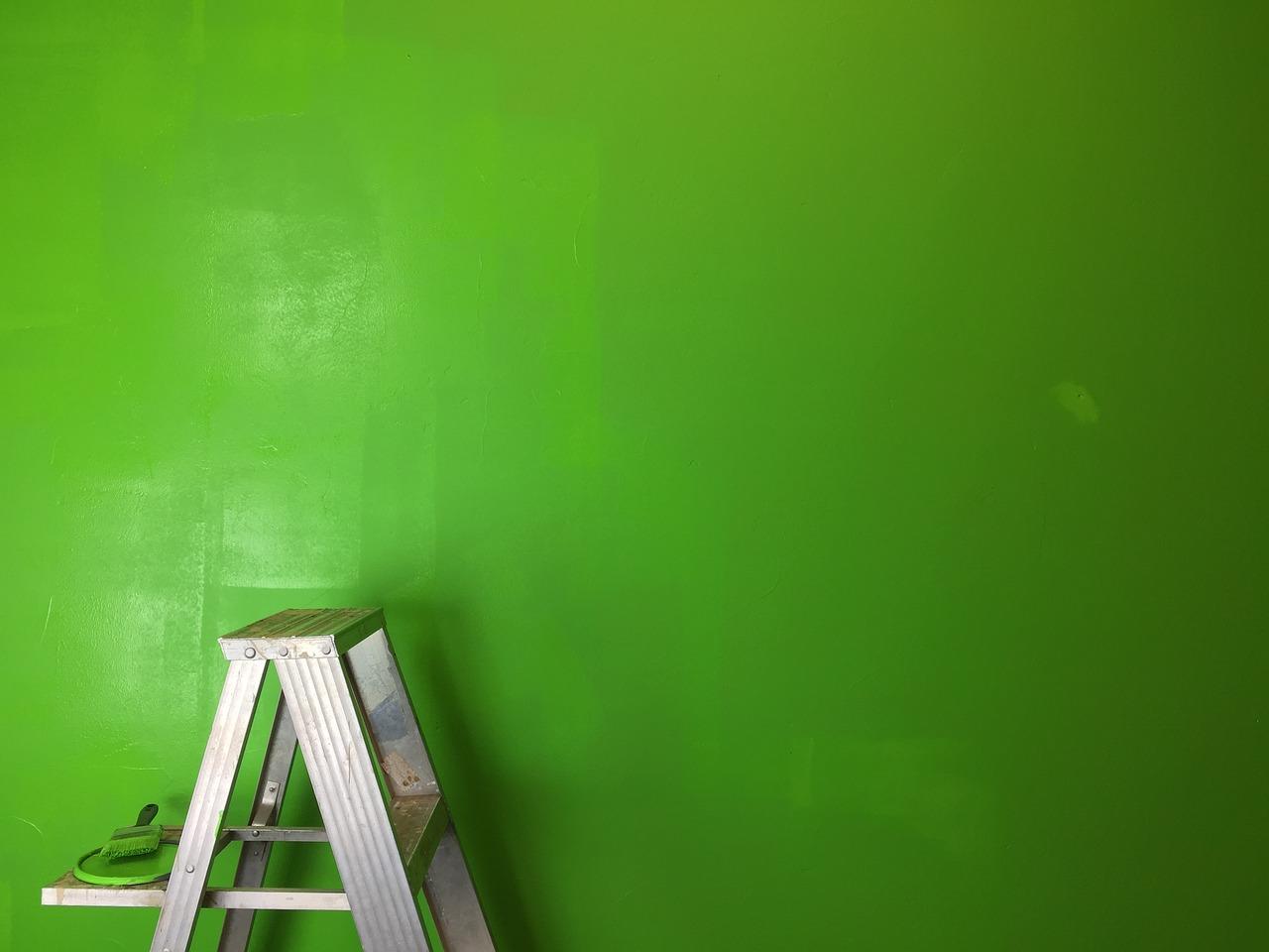 Jak profesjonalnie pomalować ścianę nad schodami: poradnik krok po kroku