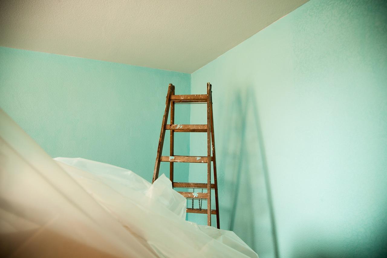 Jak pomalować ściany, unikając zabrudzenia sufitu: poradnik dla domowych mistrzów remontu