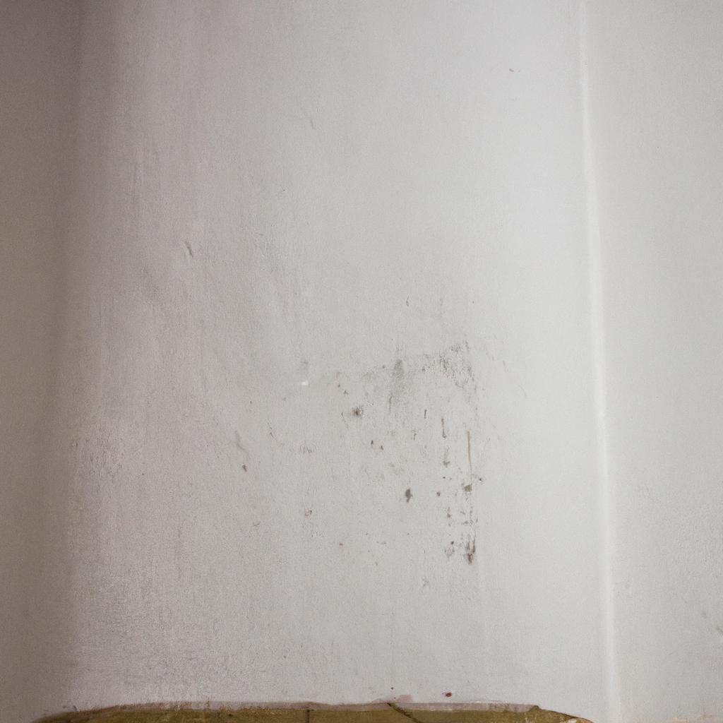 Jak skutecznie usunąć plamy ze ściany w domu: praktyczne porady i triki