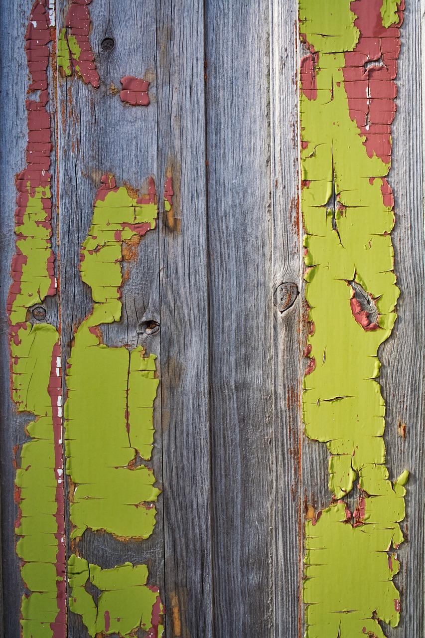 Jak skutecznie usunąć farbę z drzwi i okien drewnianych?