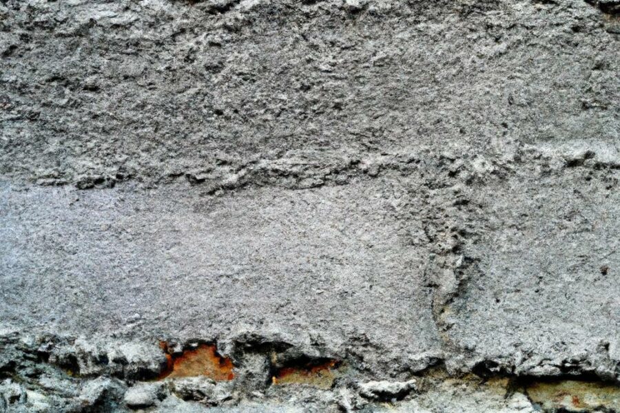 Jak profesjonalnie wykończyć ścianę przy schodach: najlepsze materiały i techniki