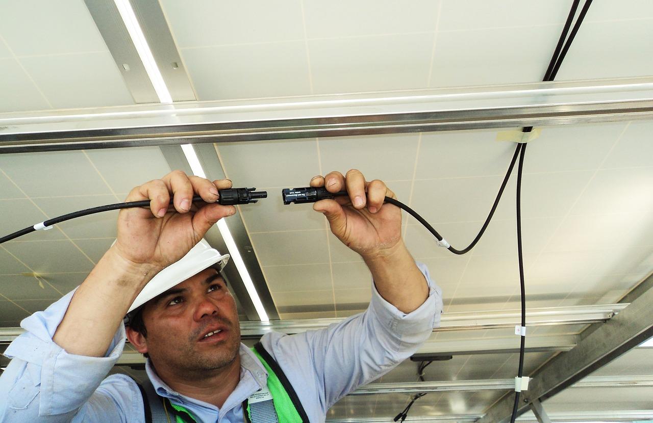 Praktyczny przewodnik: Jak profesjonalnie wykonać przyłącze elektryczne do budynku