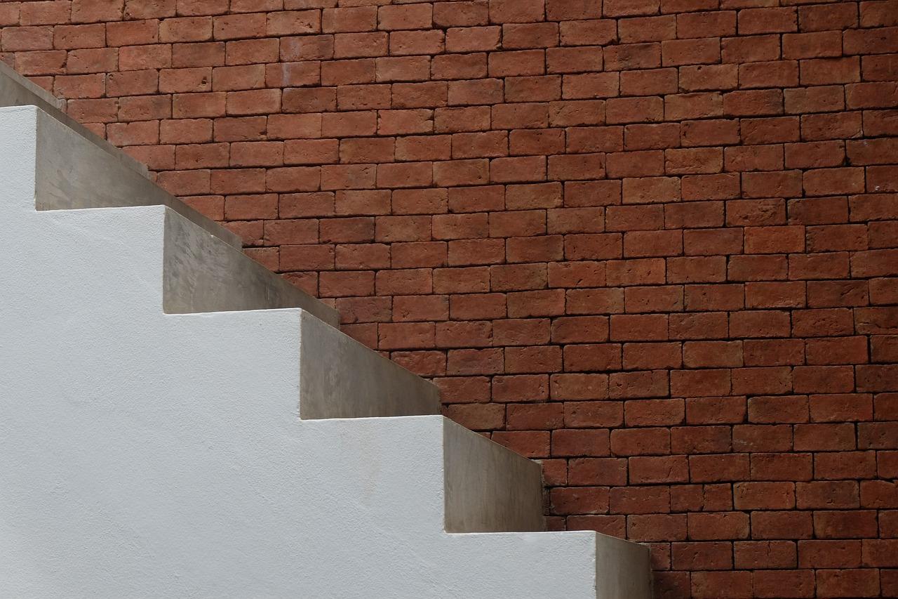 Jak profesjonalnie wykończyć betonowe schody: porady i techniki