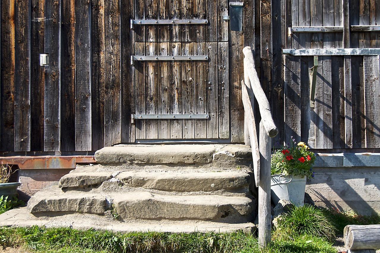 Praktyczne wskazówki dotyczące wykończenia drewnianych schodów przy ścianie: jak osiągnąć perfekcyjny efekt
