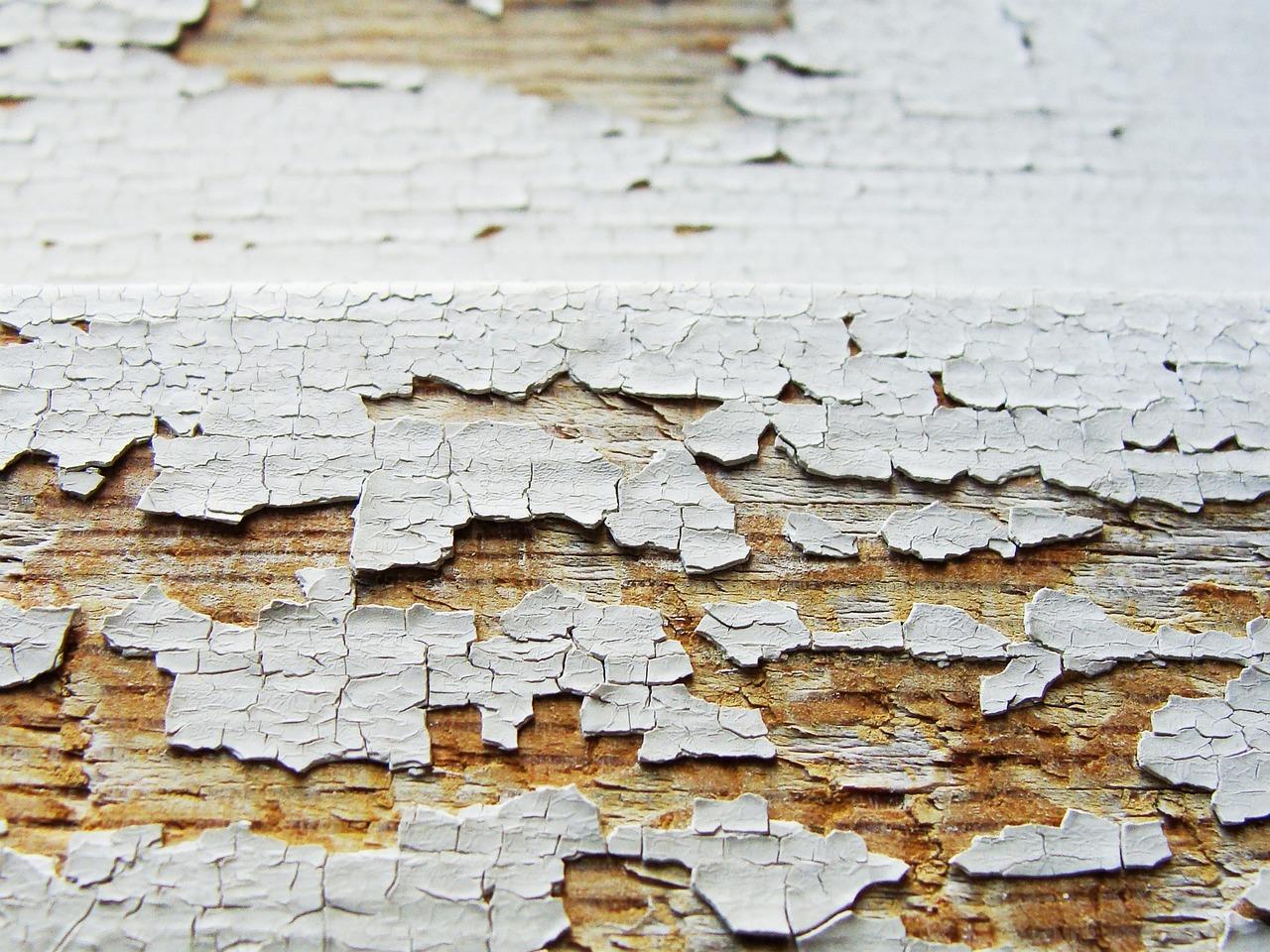 Jak skutecznie usunąć farbę i lakier z drewna: sprawdzone metody i porady