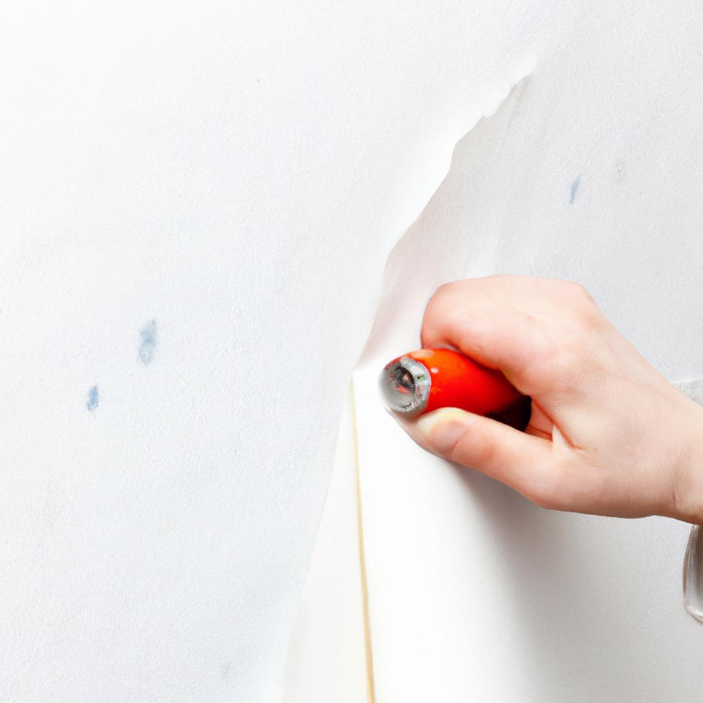 Jak skutecznie zdzierać tapetę ze ściany: praktyczne porady i triki