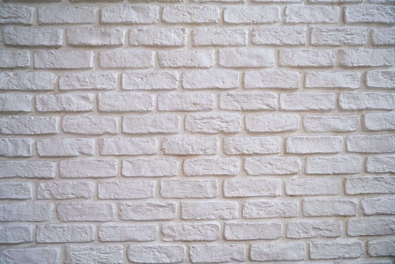 Praktyczny przewodnik: Jak samodzielnie zbudować ścianę z białej cegły