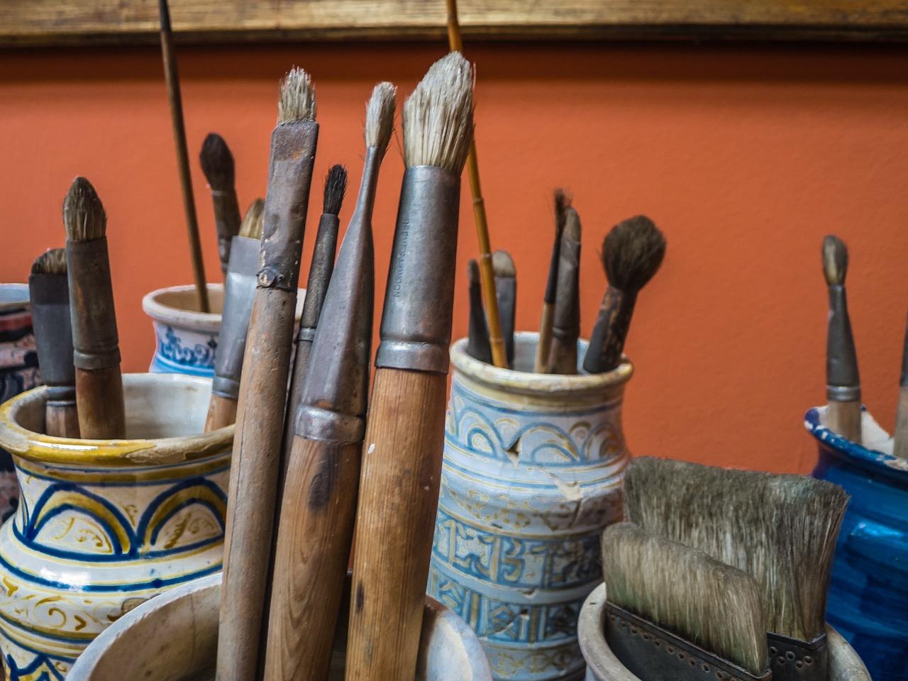 Jak wybrać odpowiednią farbę do malowania płytek ceramicznych i donic – poradnik dla amatorów