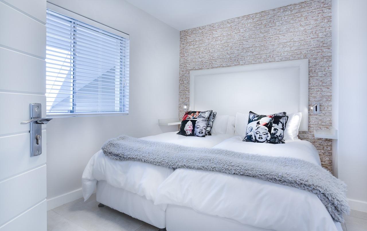Jak dobrać kolor ścian do białych, ciemnych i jasnych mebli w sypialni i salonie?