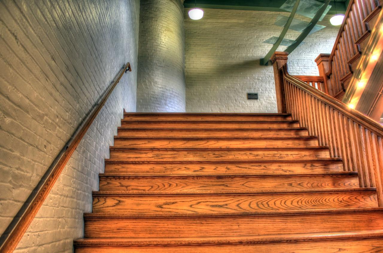 Jaki lakier wybrać do schodów drewnianych: poradnik dla właścicieli schodów bukowych, sosnowych i jesionowych