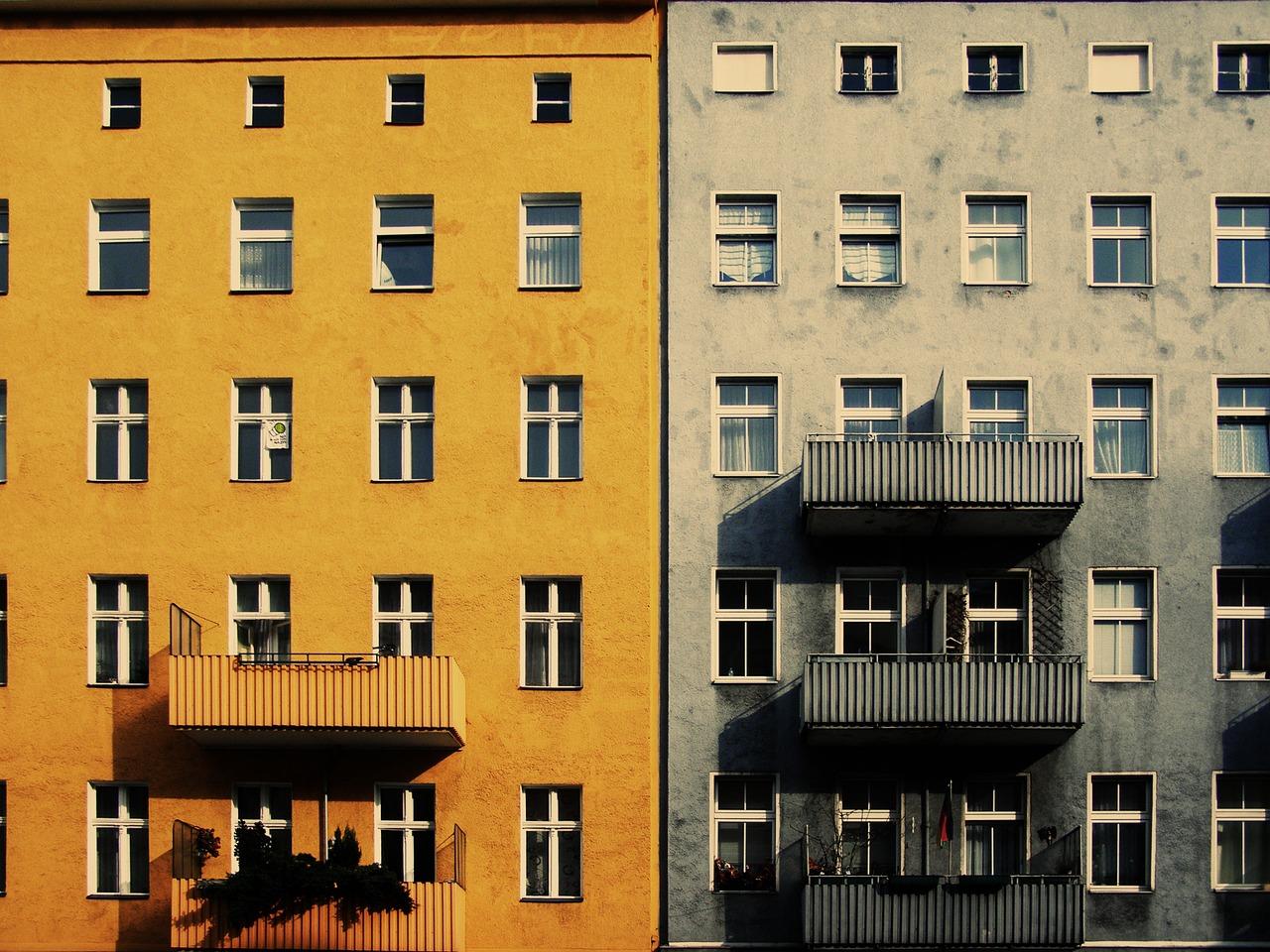 Jakie ściany na balkonie wybrać? Poradnik dla właścicieli mieszkań.