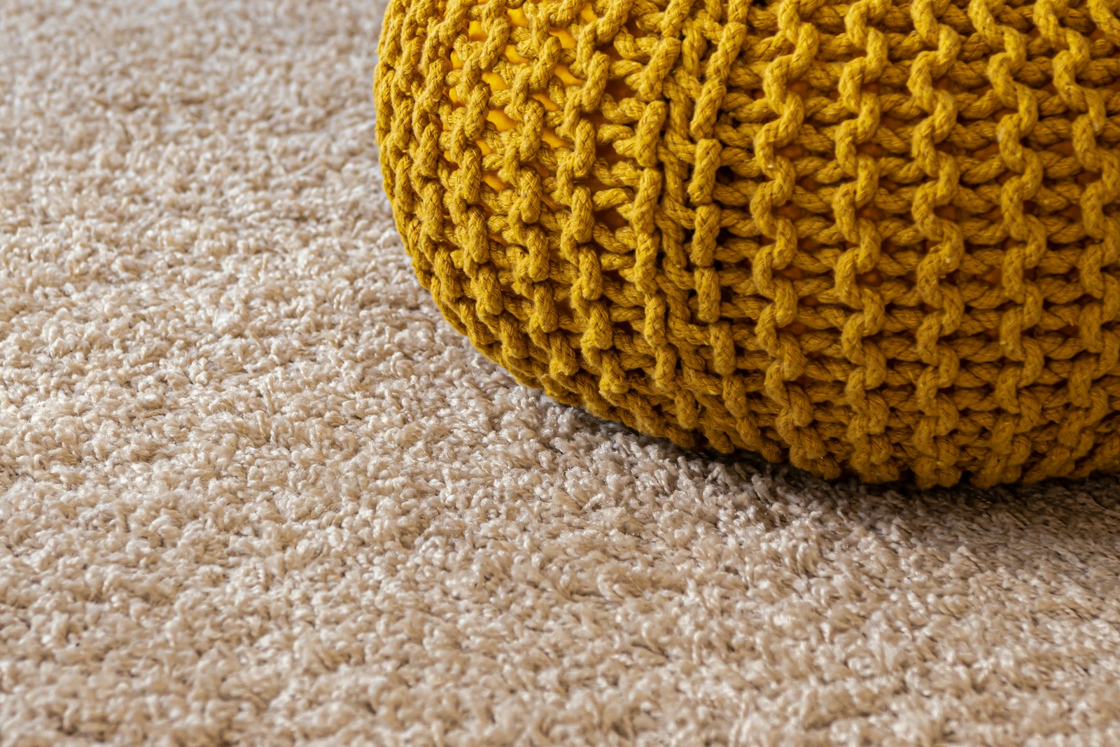 Dywan czy wykładzina – jakie produkty oferuje nam producent dywanów?