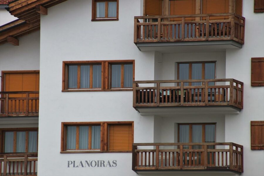 Płytki czy żywica na balkon? Wybierz najlepsze rozwiązanie dla swojego tarasu!