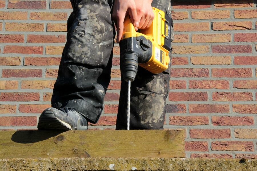 Strop drewniany czy betonowy – porównanie kosztów i wyboru odpowiedniego rozwiązania dla Twojego domu