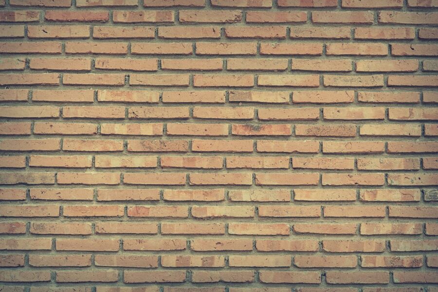 Jak stworzyć efektowną ścianę z tapetą imitującą cegłę: poradnik krok po kroku